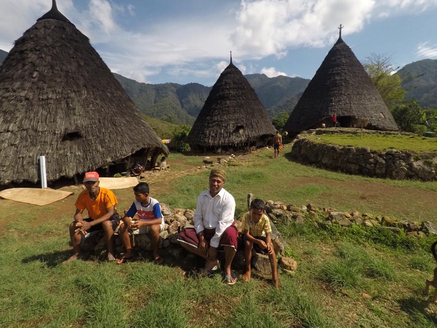 penduduk desa Wae Rebo ketika open trip ke Labuan Bajo