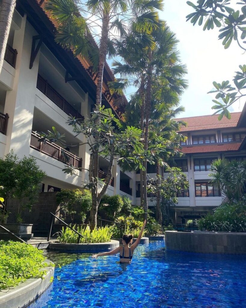 Nikmati cerahnya Nusa Dua dengan berenang di kolam resorts