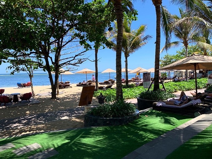 Relaksasi di pantai Nusa Dua resorts yang sepi
